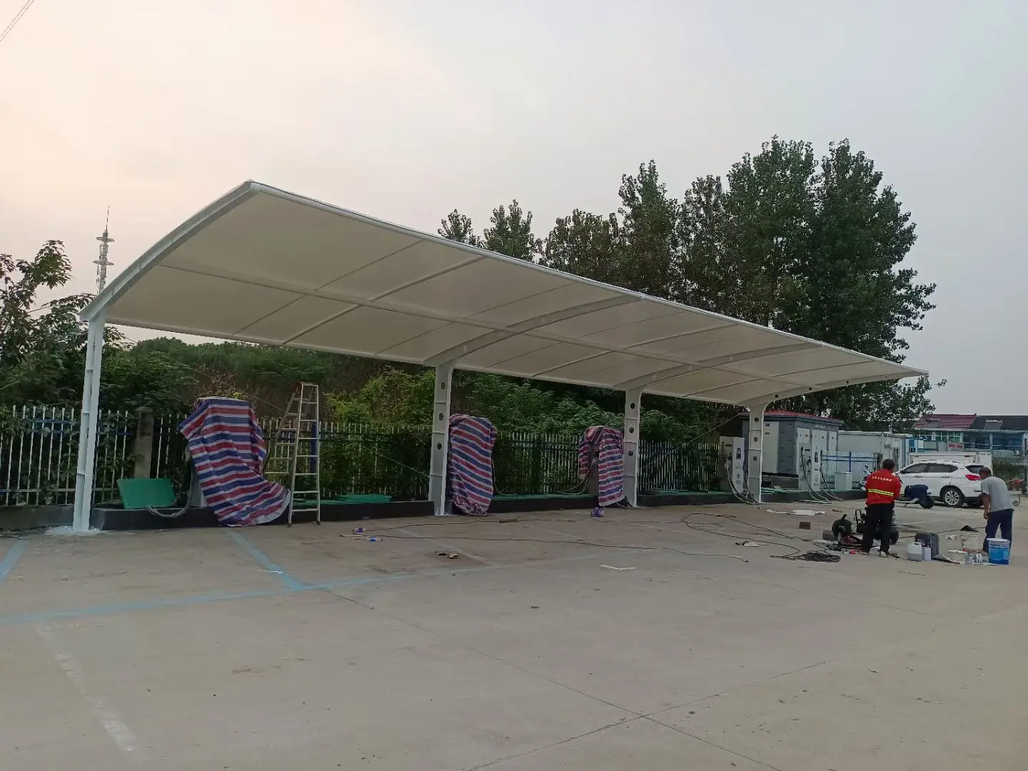 贵州三穗膜结构工程科普:山地多雨强紫外线环境,停车棚选材别只看低价